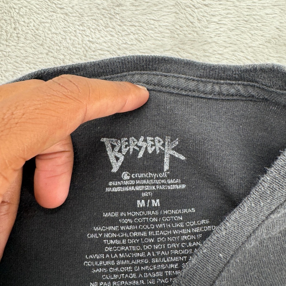 Crunchyroll‎ Berserk Guts Anime Manga Kentaro Miura Shirt Mens M Black Faded - Picture 3 of 6